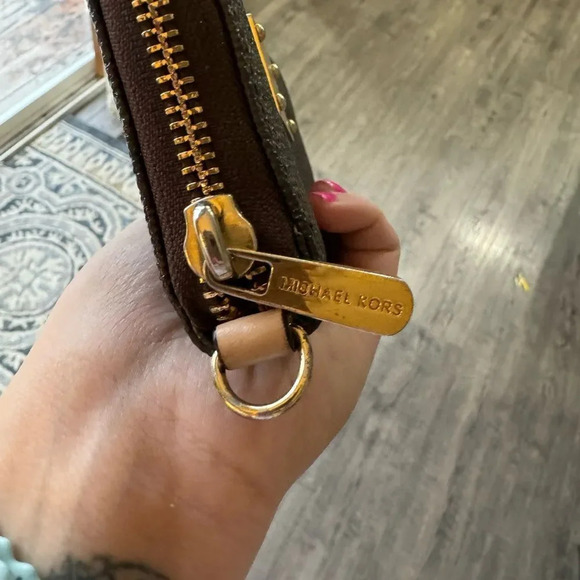 Michael Kors Leather Signature Logo Zip Around Wallet - Picture 5 of 8